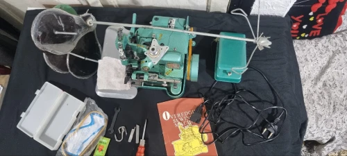 Machine à coudre et surjeteuse