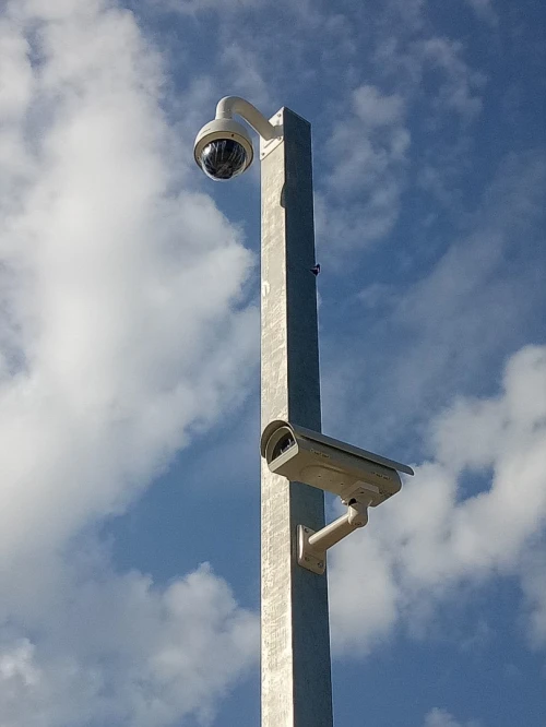 Mat, poteau et pylône pour caméras de vidéosurveillance 