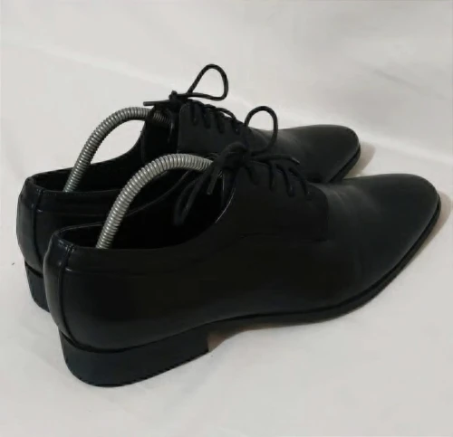 Paire de chaussures homme très peux porté en véritable cuir 100%