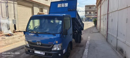 TOYOTA HiNO 611 à benne 2012