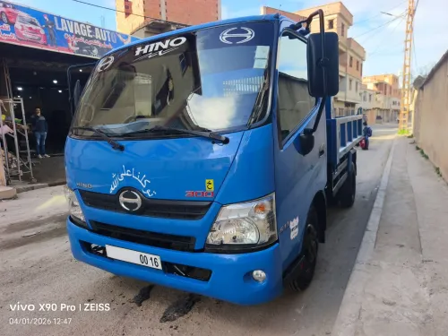 TOYOTA HiNO 611 à benne 