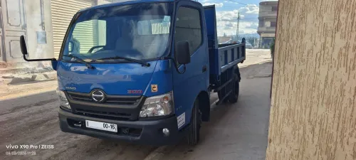 TOYOTA HiNO 611 à benne 2012
