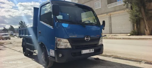 TOYOTA HiNO 611 à benne 2012