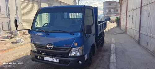 TOYOTA HiNO 611 à benne 2012