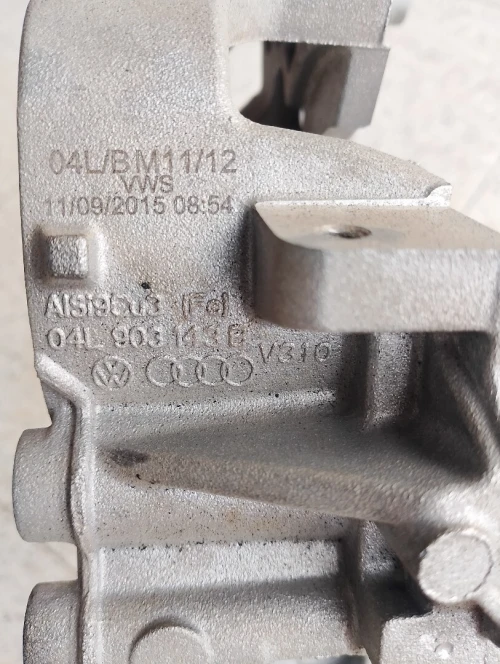 Support pompe clim Volkswagen Golf VII 2.0 GTD - 04L903143B