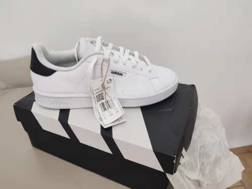 Adidas urban Court 41 1/3 comme neuf melboussa une seule fois.