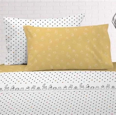 Lot de 60 pieces comprenant des couvre lit , draps , couette , couverture ect..