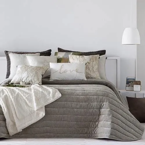 Lot de 60 pieces comprenant des couvres lit, draps , couette , couverture ect..