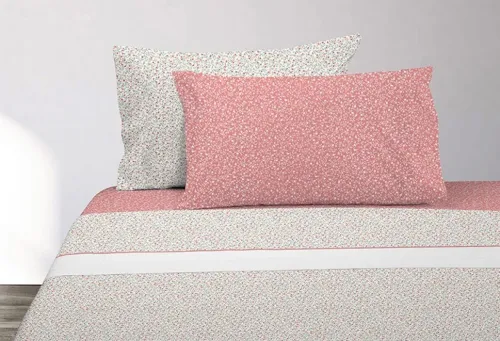Lot de 60 pieces comprenant des couvres lit, draps , couette , couverture ect..
