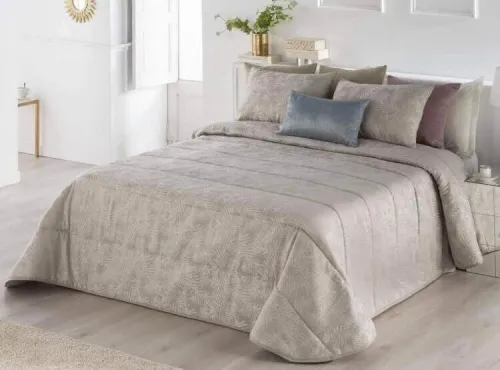 Lot de 60 pieces comprenant des couvre lit , draps , couette , couverture ect..