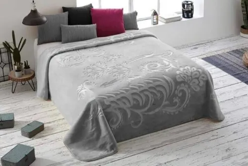 Lot de 60 pieces comprenant des couvre lit , draps , couette , couverture ect..