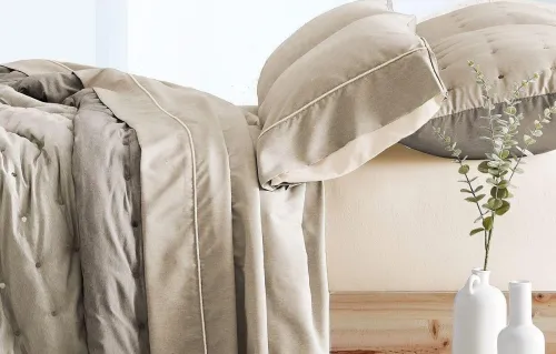 Lot de 60 pieces comprenant des couvre lit , draps , couette , couverture ect..