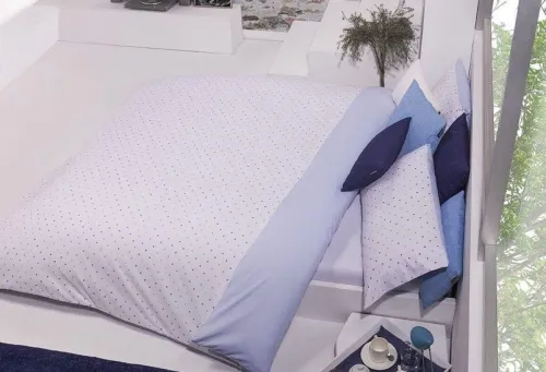 Lot de 60 pieces comprenant des couvres lit, draps , couette , couverture ect..