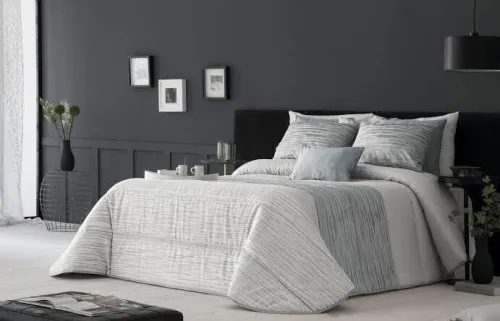 Lot de 60 pieces comprenant des couvres lit, draps , couette , couverture ect..