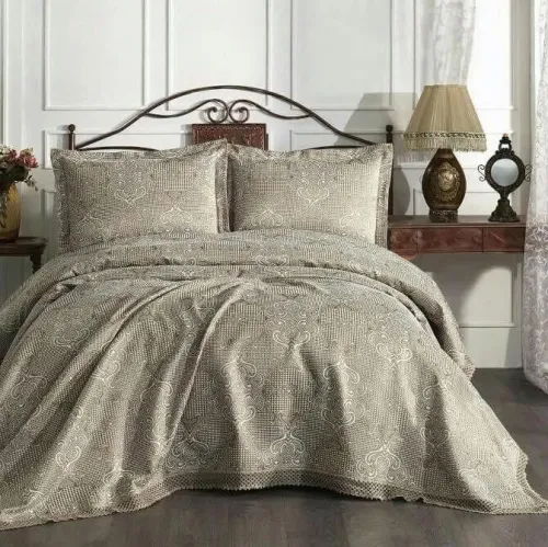Lot de 60 pieces comprenant des couvres lit, draps , couette , couverture ect..