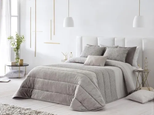 Lot de 60 pieces comprenant des couvres lit, draps , couette , couverture ect..