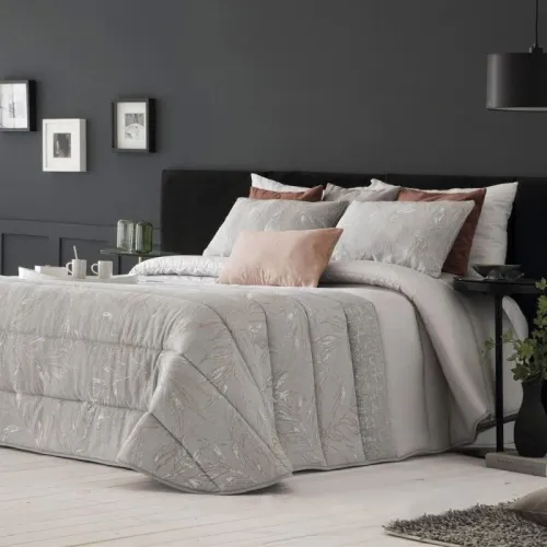 Lot de 60 pieces comprenant des couvre lit , draps , couette , couverture ect..