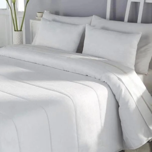 Lot de 60 pieces comprenant des couvre lit , draps , couette , couverture ect..