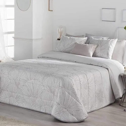 Lot de 60 pieces comprenant des couvre lit , draps , couette , couverture ect..