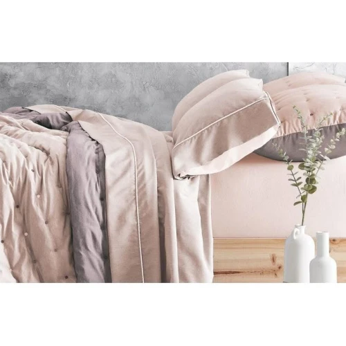 Lot de 60 pieces comprenant des couvre lit , draps , couette , couverture ect..
