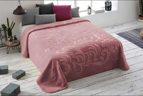 Lot de 60 pieces comprenant des couvre lit , draps , couette , couverture ect..