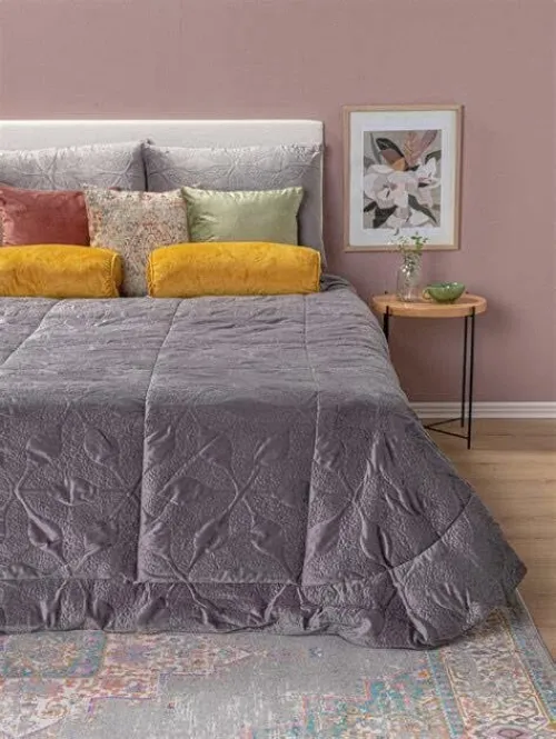 Lot de 60 pieces comprenant des couvre lit , draps , couette , couverture ect..