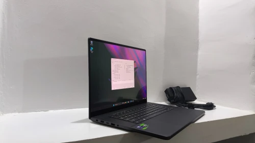 ASUS ROG Zephyrus G16| Core Ultra 9 185H | RTX 4070 | OLED 240Hz | État 10/10