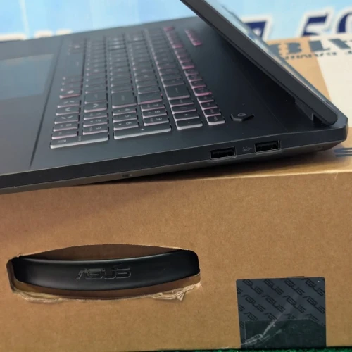 Asus TUF A18 AMD Ryzen 7 260w RAM 16GB 1TB écran 18 144HZ RTX 5070 8GB jamais utilisé sous emballage