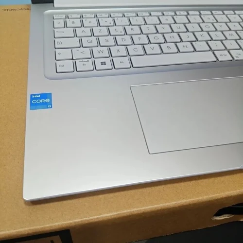 Asus vivobook i3 1315U RAM 8GB 512SSD écran 17.3 full HD jamais utilisé sous emballage 