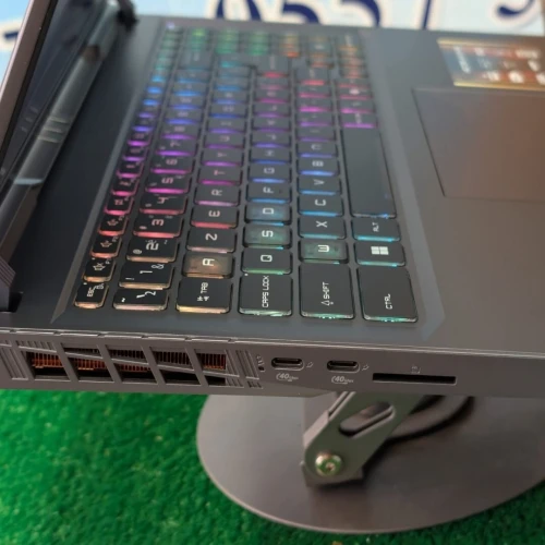 MSI Vector A16 AMD Ryzen 9 8940HX RAM 16GB 1TB SSD RTX 5070 12GB. Écran 16 240HZ  jamais utilisé sous emballage
