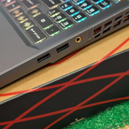 MSI Vector A16 AMD Ryzen 9 8940HX RAM 16GB 1TB écran 16 240Hz RTX 5070Ti 12GB jamais utilisé sous emballage