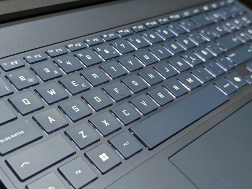 HP VICTUS LAPTOP 15 AMD RYZEN AI 7 350 16GO RAM 1TO SSD 15.6 FHD 144HZ RTX 5050 08GO JAMAIS UTILISÉ
