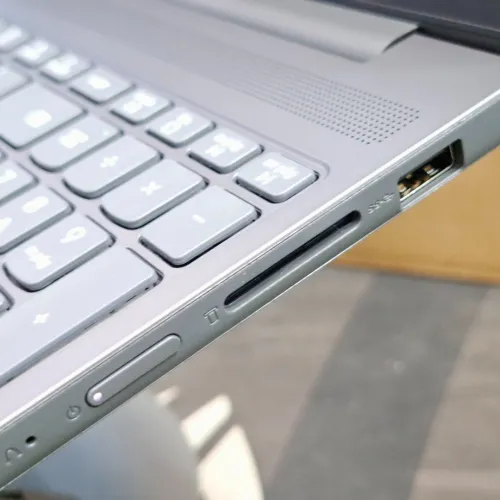 Lenovo ideapad slim 3i i5-13420H / 16 Go DDR5 / 512 Go SSD / Écran 15.3" WUXGA