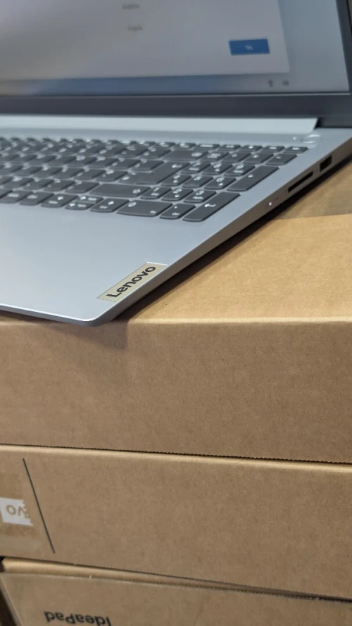 Lenovo IdeaPad 1 Ryzen 5 7520U RAM 16GB 512SSD écran 15.6 FuL HD jamais utilisé SOUS emballage