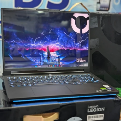 LENOVO LEGION PRO7  Intel core ULTRA 9. 32 GB 2TB RTX 5070 12GB écran 16 2k OLED jamais utilisé sous emballage
