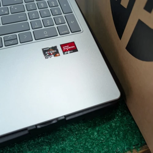 HP 15 AMD Ryzen 5 7520U RAM 16GB 512SSD écran 15.6 full HD jamais utilisé sous emballage