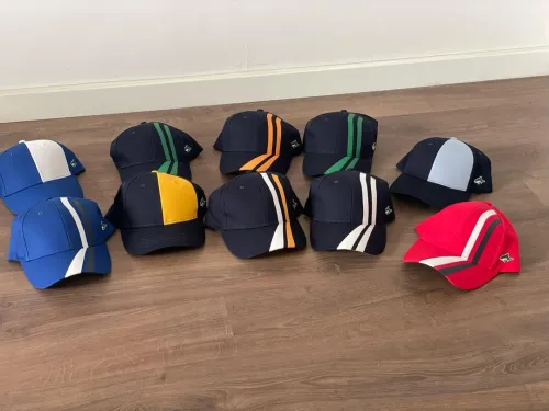 Lot casquettes le shark