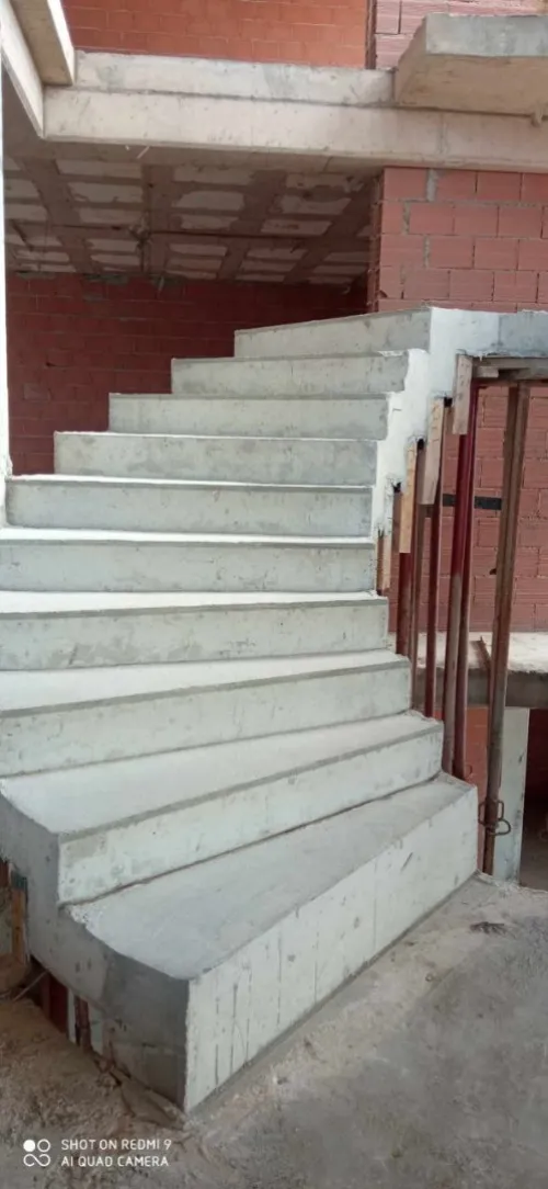 réalisation des escalier moderne et les poteaux et voiles & dalles en béton  