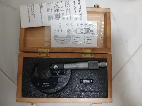Équipement pour tourneur mécanicien de précision