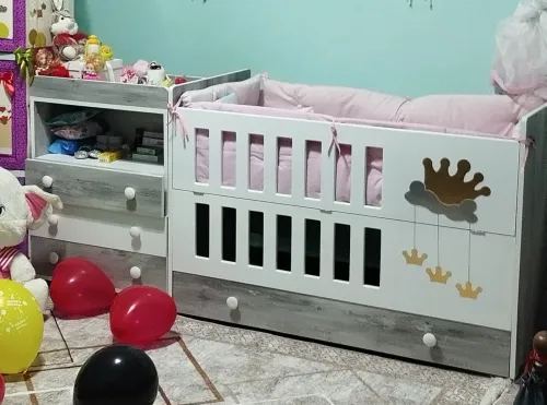 Lit bb ( commode+matelas+moustiquaire+tour de lit) 