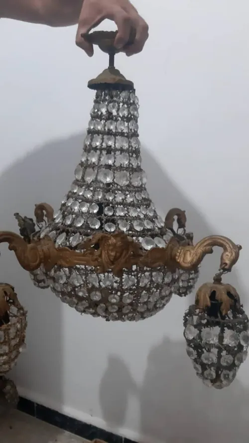 J'ai 3  ancienne lustres antiquités etat moyen 