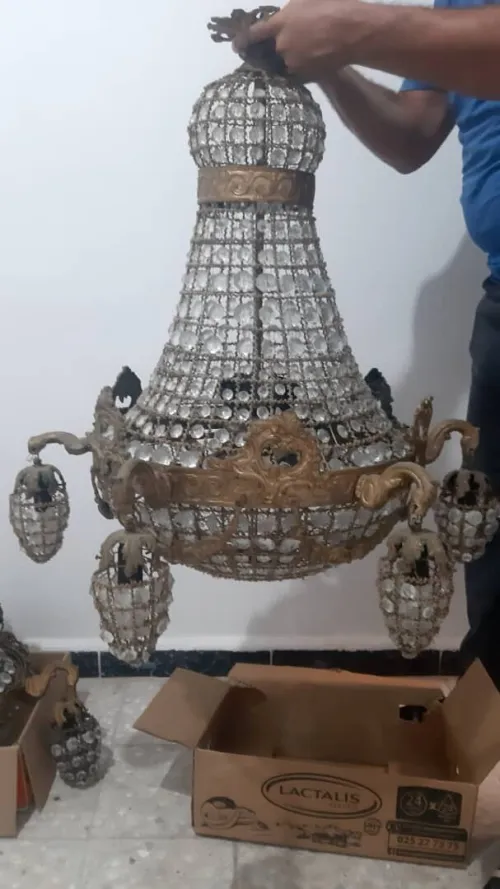 J'ai 3  ancienne lustres antiquités etat moyen 