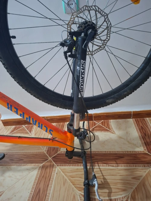 Vélo 27.5 très très bon état comme neuf venus de France ya une semaine