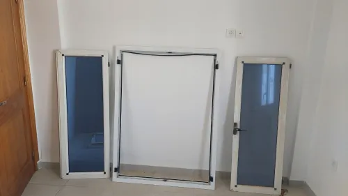 Deux fenêtres en aluminium