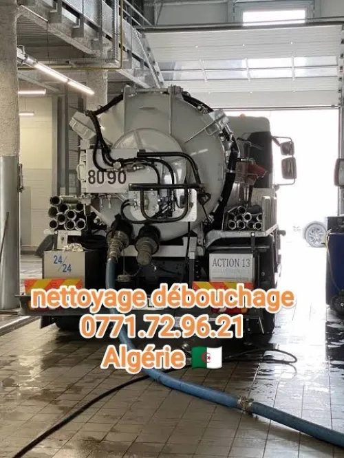 Camion vidangeur a  débouchage canalisation 