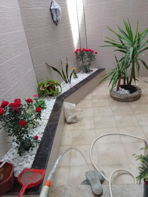 1-nettoyage des jardin  2-enetrtein des jardin  3-pose les plantes et les fleures  4-pose gazon 