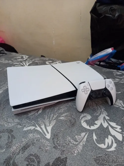 Ps5 1t slim flashé 12.40 10jeux installés
