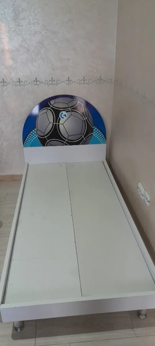Lit et armoire pour enfant thème football en bon état