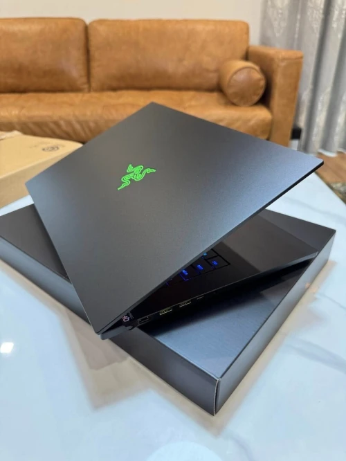 RAZER BLADE 16- RZ09-0510(2024) CORE i9-14th-  /RTX 4070 /RAM 32 GB  /SSD 1TB /ECRAN 16" -QHD 240hz