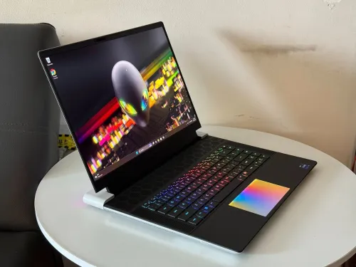 DELL Alienware X16 R2  CORE Ultra 9 -185H/ RTX 4090 /RAM 32 GB /SSD 4TB / Écran =16"QHD+  240 Hz